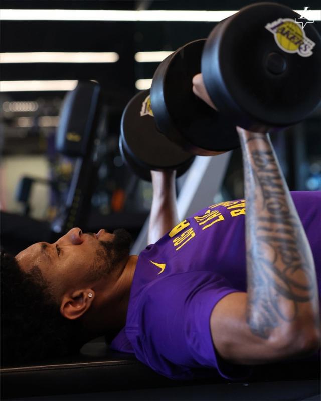 华体会下载-湖人迎利好！伍德苦练力量 重组双塔为浓眉减压？